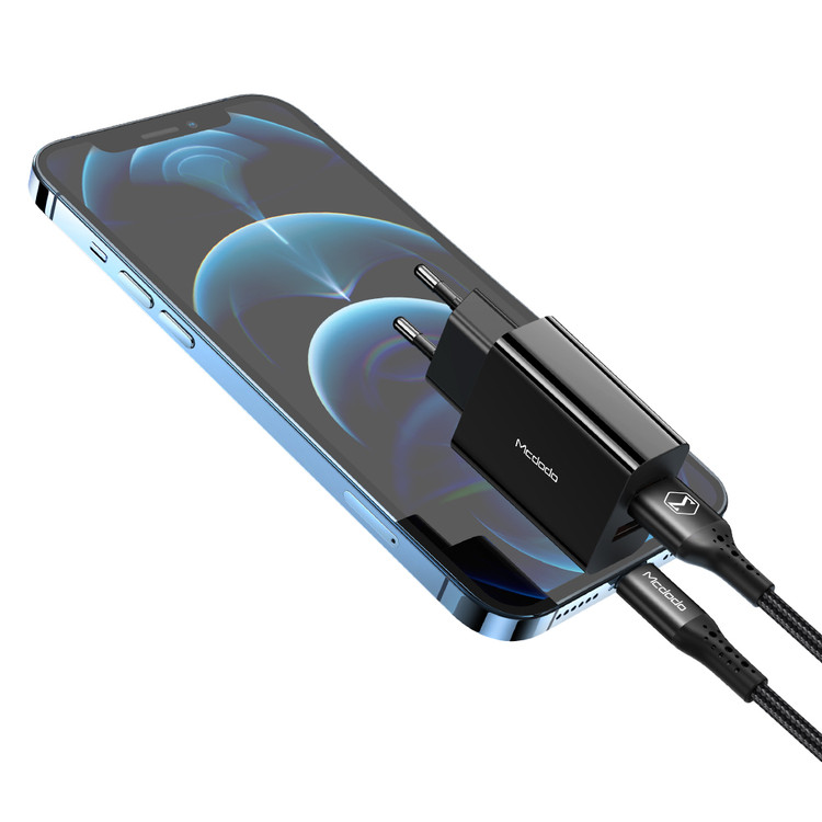 شارژر دیواری دو پورت 18 وات مک دودو مدل CH-8910 روی موبایل