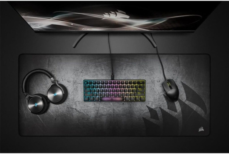 کیبورد مکانیکال گیمینگ کورسیر K65 RGB MINI روی پد موس