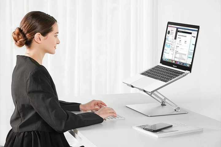 پایه نگهدارنده لپ تاپ کول کلد مدل U8 با کاربر