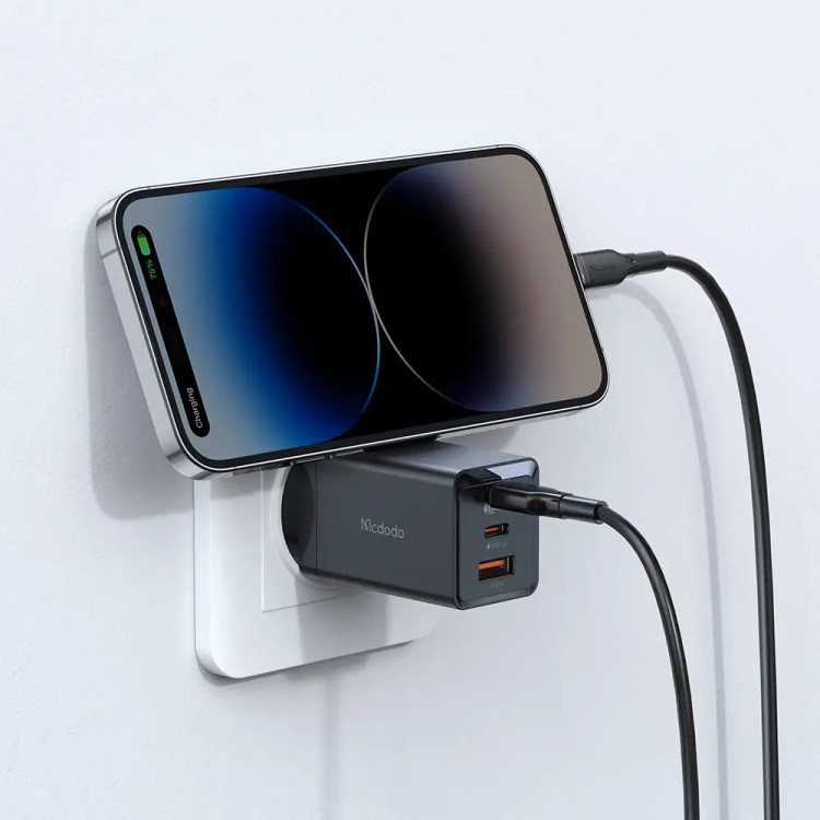 شارژر دیواری مک دودو مدل CH-1541 توی پریز با موبایل