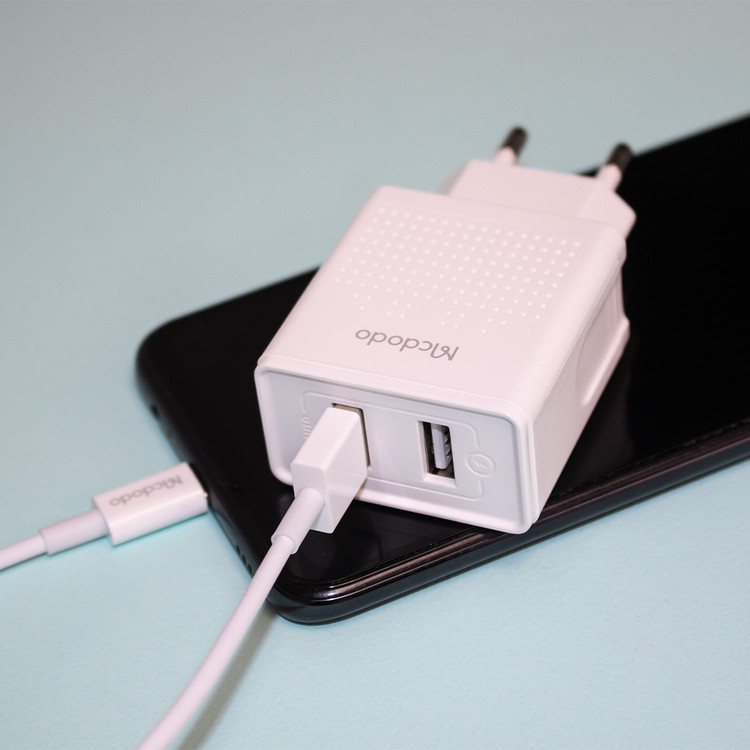 شارژر دیواری مک دودو مدل CH-3971 روی گوشی متصل