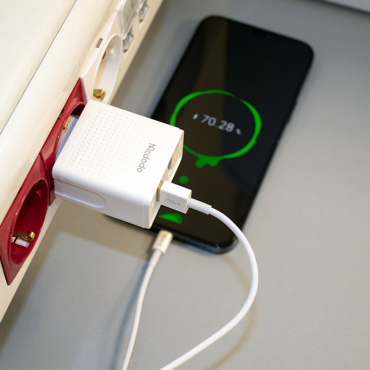 شارژر دیواری مک دودو مدل CH-3971 متصل به پریز