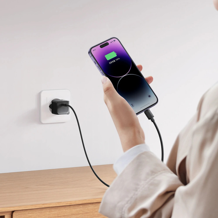 شارژر دیواری مک دودو مدل CH-3771 وصل به پریز و موبایل