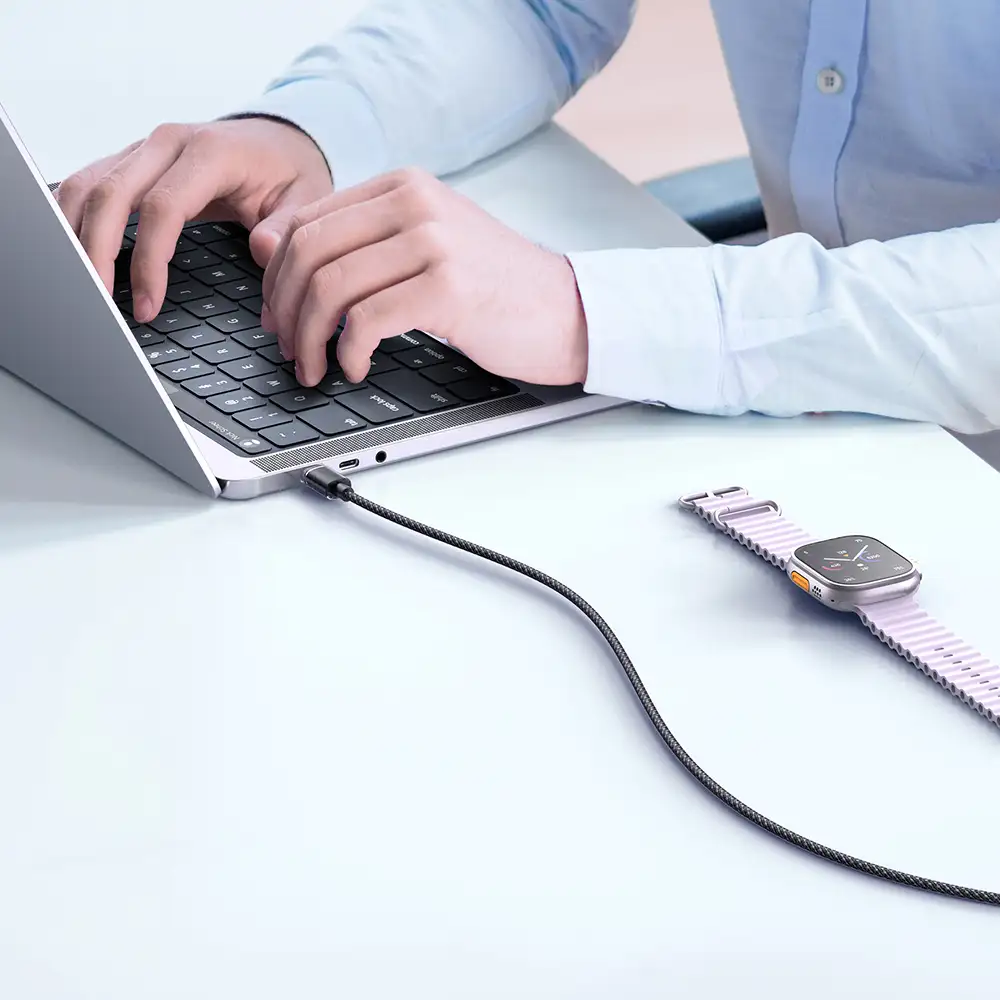 کابل شارژ تایپ سی به تایپ سی مک دودو مدل CA-3670 وصل به لپ تاپ در حال استفاده