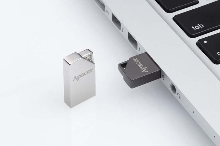 فلش مموری Apacer مدل AH 15D ظرفیت 32 گیگابایت متصل به لپ تاپ