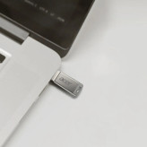 فلش مموری ایسر مدل UM310 USB 3.2 ظرفیت 32 گیگابایت منصل به لپ تاپ