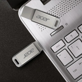 فلش مموری ایسر مدل UM310 USB 3.2 ظرفیت 32 گیگابایت روی لپ تاپ