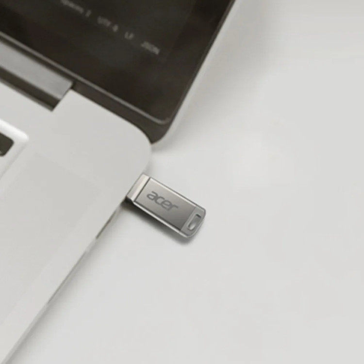 فلش مموری ایسر مدل UM310 USB 3.2 ظرفیت 64 گیگابایت منصل به لپ تاپ