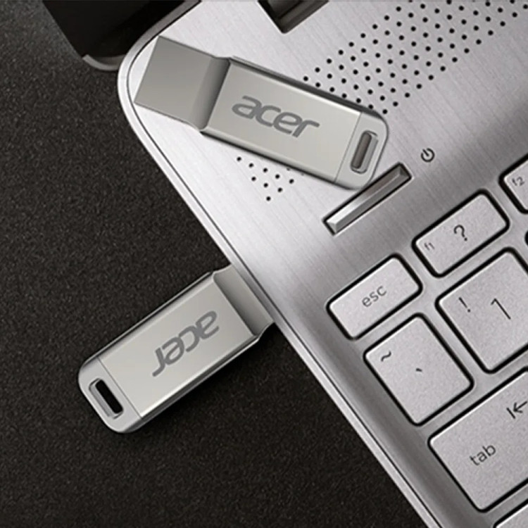 فلش مموری ایسر مدل UM310 USB 3.2 ظرفیت 64 گیگابایت روی لپ تاپ