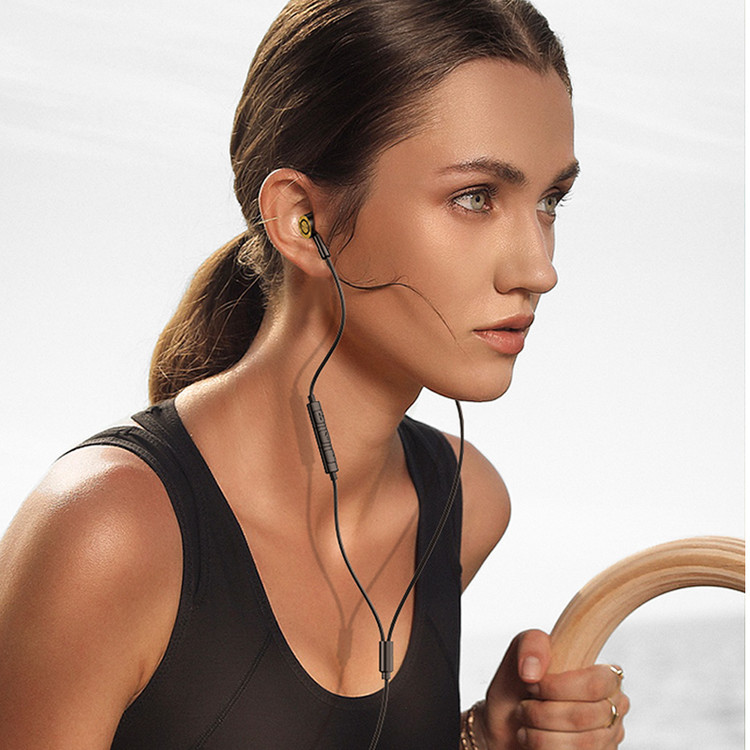 هندزفری سیمی تایپ سی یوسمز مدل EP42 توی گوش یک خانم