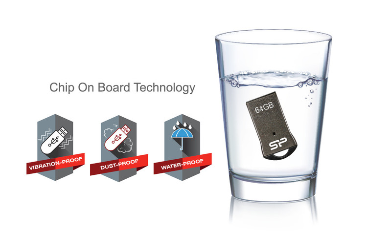 فلش مموری سیلیکون پاور مدل T01 USB 2.0 ظرفیت 32 گیگابایت داخل لیوان آب