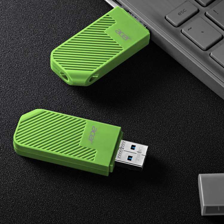 فلش مموری ایسر مدل UP300 USB 3.2 ظرفیت 16 گیگابایت توی پورت لپ تاپ