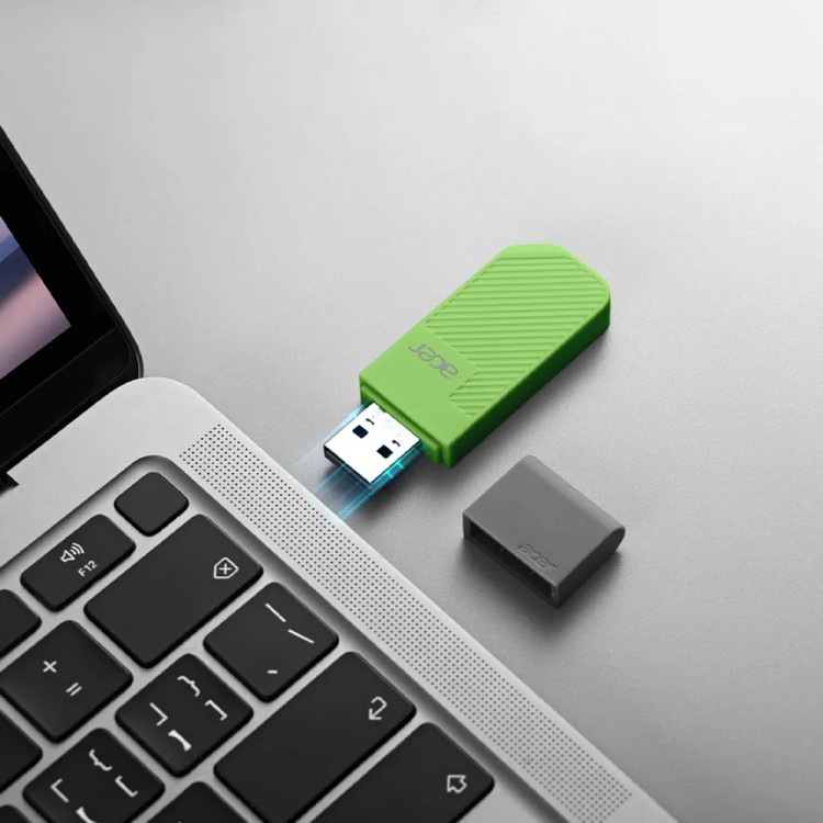 فلش مموری ایسر مدل UP300 USB 3.2 ظرفیت 16 گیگابایت توی پورت لپ تاپ با در باز